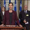 Quatre personnes devant des journalistes.