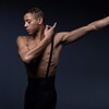 Un homme danse.