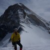 Le Dr Guillaume Pelletier en habit d'alpiniste d'hiver devant le sommet d'une montagne enneigée. 