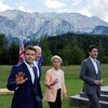 La présidente de la Commission européenne Ursula von der Leyen, le président français Emmanuel Macron, le président américain Joe Biden et le premier ministre canadien Justin Trudeau devant les montagnes bavaroises.