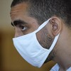 Hadi Matar portant un masque de tissu sur le visage.
