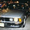 Les Duvalier dans une voiture de luxe.