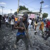 Des manifestants marchent dans une rue de Port-au-Prince.