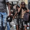 Un enfant se couvre les oreilles en raison des violences à Port-au-Prince.