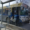 Un autobus est arrêté pour laisser débarquer un usager sur la rue Robie, à Halifax, en Nouvelle-Écosse.