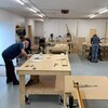 Des hommes qui travaillent le bois dans un atelier à Nicolet.