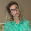 Une femme portant des lunettes.