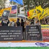 Des manifestants brandissent notamment des drapeaux en soutien à la création du Khalistan. 