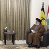 Hassan Nasrallah et Ismaïl Haniyeh sont assis à bonne distance dans de grands fauteuils et se regardent.