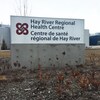 Un grand panneau indique le Centre régional de Hay River