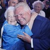 Hazel McCallion félicitait le premier ministre Ford, lors des élections provinciales en juin.