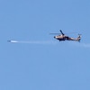Un hélicoptère tire un missile.