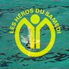 Logo de l'émission Les Héros du samedi sur fond de piscine olympique. 