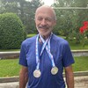 Hervé Leblanc pose avec ses deux médailles d'argent autour du cou.