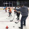 Les hockeyeurs pratiquent leur lancer.