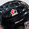Le logo de Hockey Canada sur le casque d'un joueur.