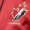Un gros plan du logo de Hockey Canada sur un veston