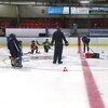 De jeunes joueurs de hockey s'exercent sur la glace.
