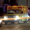 Des ambulanciers sur les lieux d'un homicide à Montréal.                                