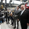 Le premier ministre canadien, Justin Trudeau, et son homologue ontarien, Doug Ford, observent la technologie de Honda dans une usine.