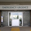 Porte d'entrée de l'urgence d'un hôpital.