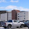 Stationnement du centre hospitalier de Gaspé en hiver
