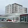 Extérieur d'un pavillon et de l'urgence de l'Hôpital de Gaspé. 