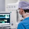 Un anesthésiste surveille l'état de santé d'un patient sur un écran en salle d'opération à l'hôpital. 