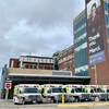 Cinq ambulances stationnées devant l'Hôpital d'Ottawa. 