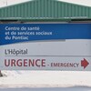 Un panneau bilingue annonçant l'urgence de l'hôpital.