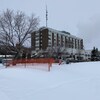 La façade de l'hôpital en hiver.