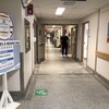 Un corridor de l'hôpital de Sept-Îles. Un employé est debout dans le corridor.