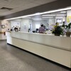 Un grand comptoir sur un étage de l'hôpital.