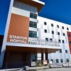 Le bâtiment de cinq étages de l'Hôpital territorial Stanton sous un ciel dégagé.