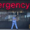 Un personnel soignant devant les urgences de l'Hôpital général de Vancouver.