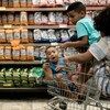 Des enfants dans une épicerie de Rio de Janeiro, au Brésil.