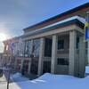 Les drapeaux du Canada, du Québec, de Rouyn-Noranda et de l'Ukraine sont accrochés devant l'hôtel de ville de Rouyn-Noranda.