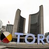 Les lettres géantes de Toronto avec l'hôtel de ville en arrière-plan.