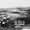 Une photo aérienne d'archives de la ville de Moncton en noir et blanc. Très rural, il y a quelques maisons et une immense hôpital. 
