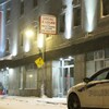 Une voiture de police devant l'Hôtel du Nord à Québec.