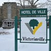 La pancarte de la Ville de Victoriaville devant l'hôtel de ville en hiver avec de la neige.