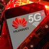 Un téléphone avec les logos de Huawei et de la connectivité 5G.