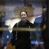La directrice financière de Huawei, Meng Wanzhou, quitte la Cour suprême de la Colombie-Britannique à Vancouver.