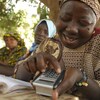 Une femme malienne utilise une calculatrice. 