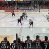 Des joueurs de hockey sur la patinoire