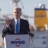 Le président d’Irving Oil prononce une allocution au grand air.