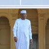 Le président du Tchad, en habit traditionnel, sort de son palais.