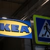 Le logo du détaillant suédois IKEA est visible à côté d'un panneau pour piétons dans un parking souterrain d'un centre commercial à Moscou le 9 août 2022.