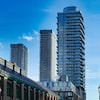 Trois hautes tours à logements avec au premier plan sur les côtés des immeubles à logements de petites hauteurs.