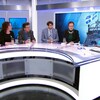 Six personnes autour d'un plateau de télévision